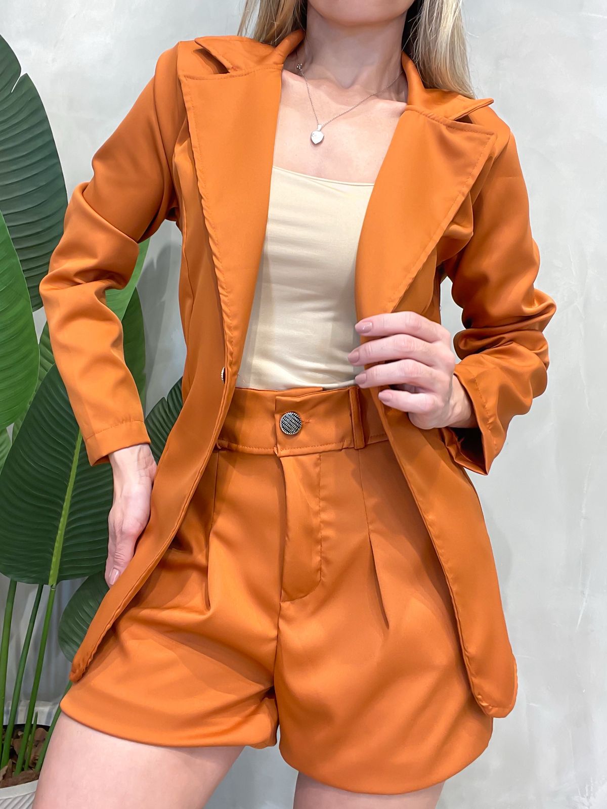 Conjunto em Alfaiataria Blazer com Botões e Shorts Giovana Ref. 1561