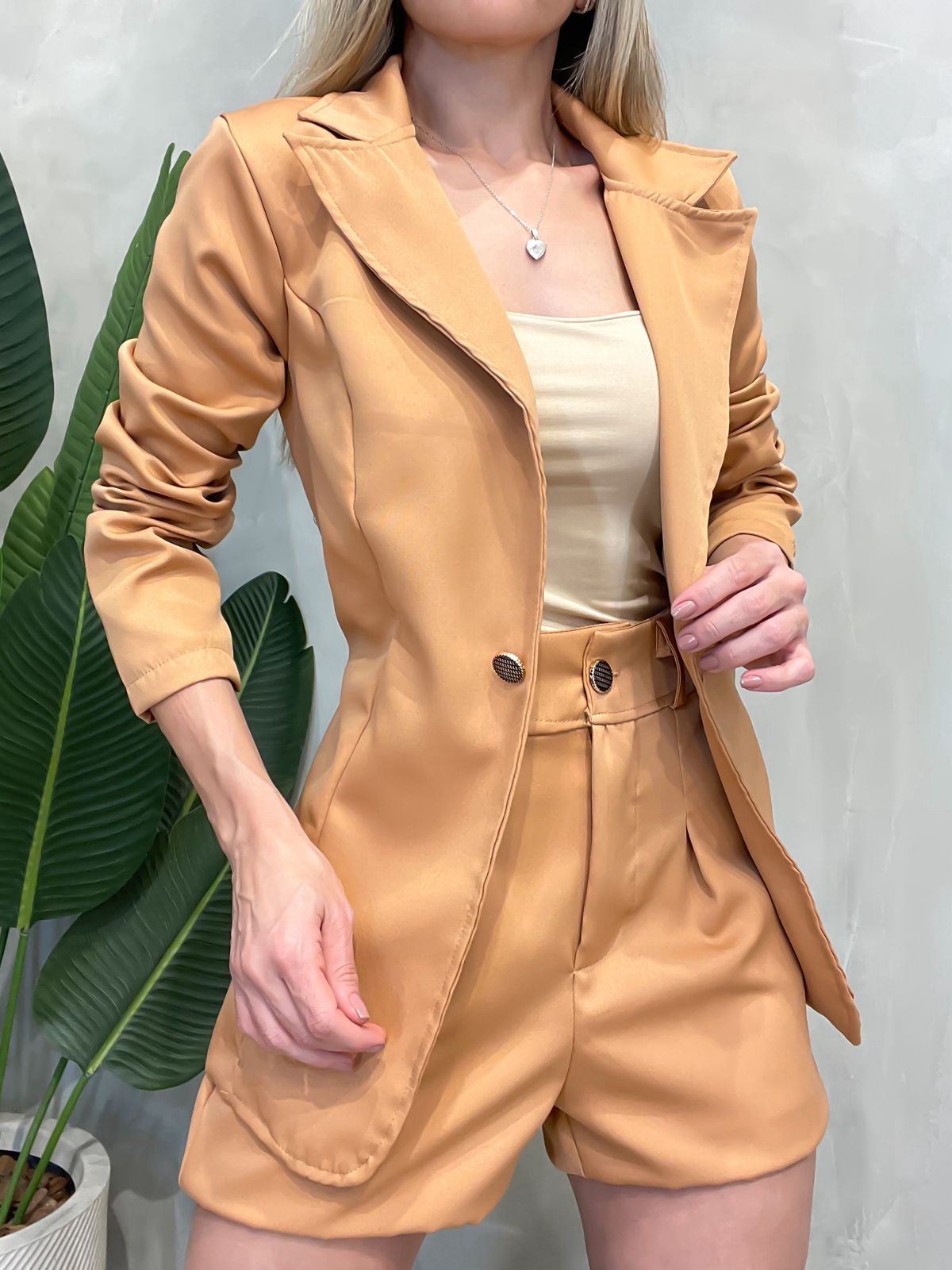 Conjunto em Alfaiataria Blazer com Botões e Shorts Giovana Ref. 1561