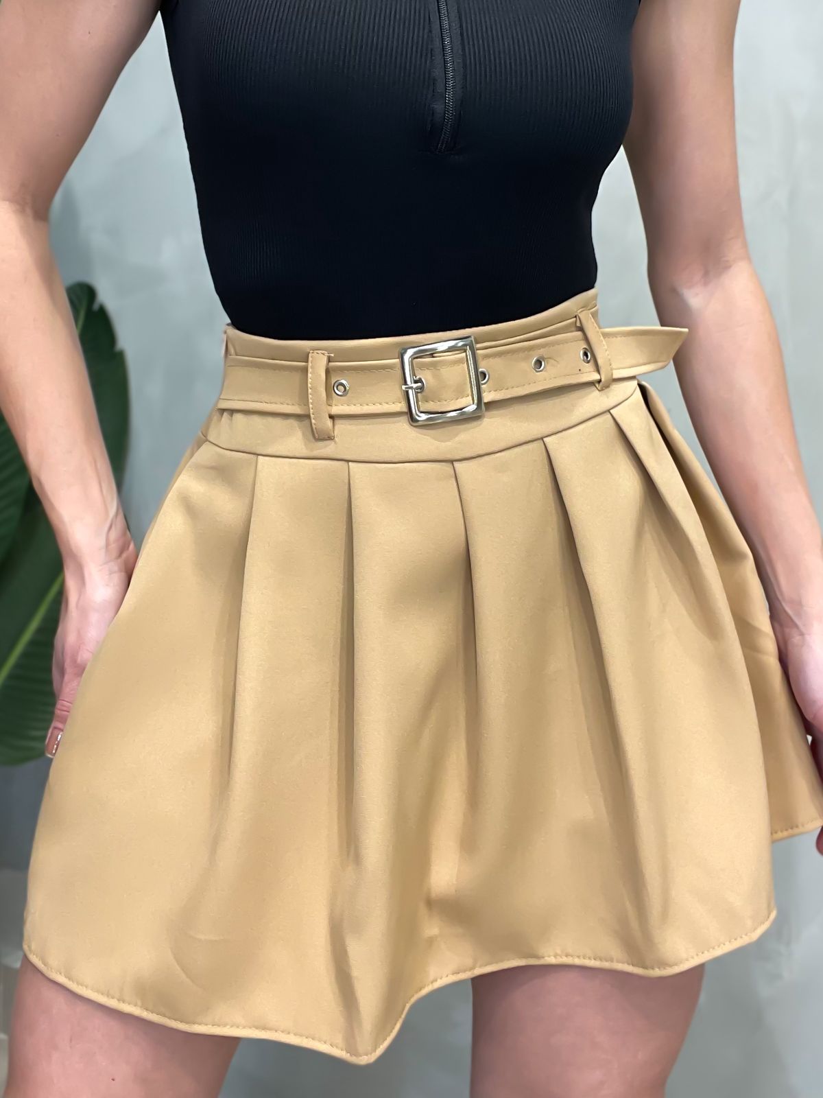 Shorts Saia em Alfaiataria Colegial com Cinto Embutido Alice Ref. 1585