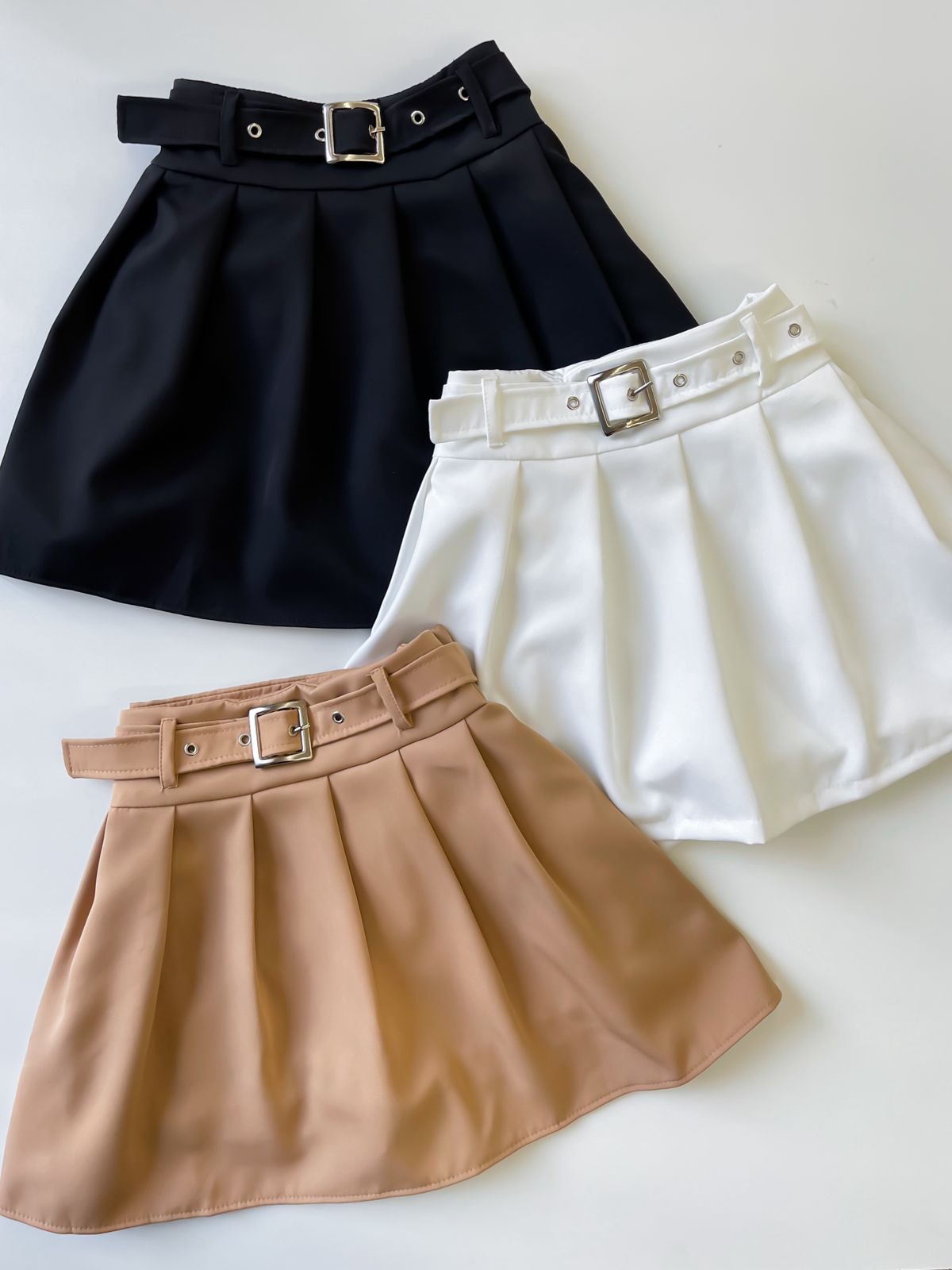 Shorts Saia em Alfaiataria Colegial com Cinto Embutido Alice Ref. 1585