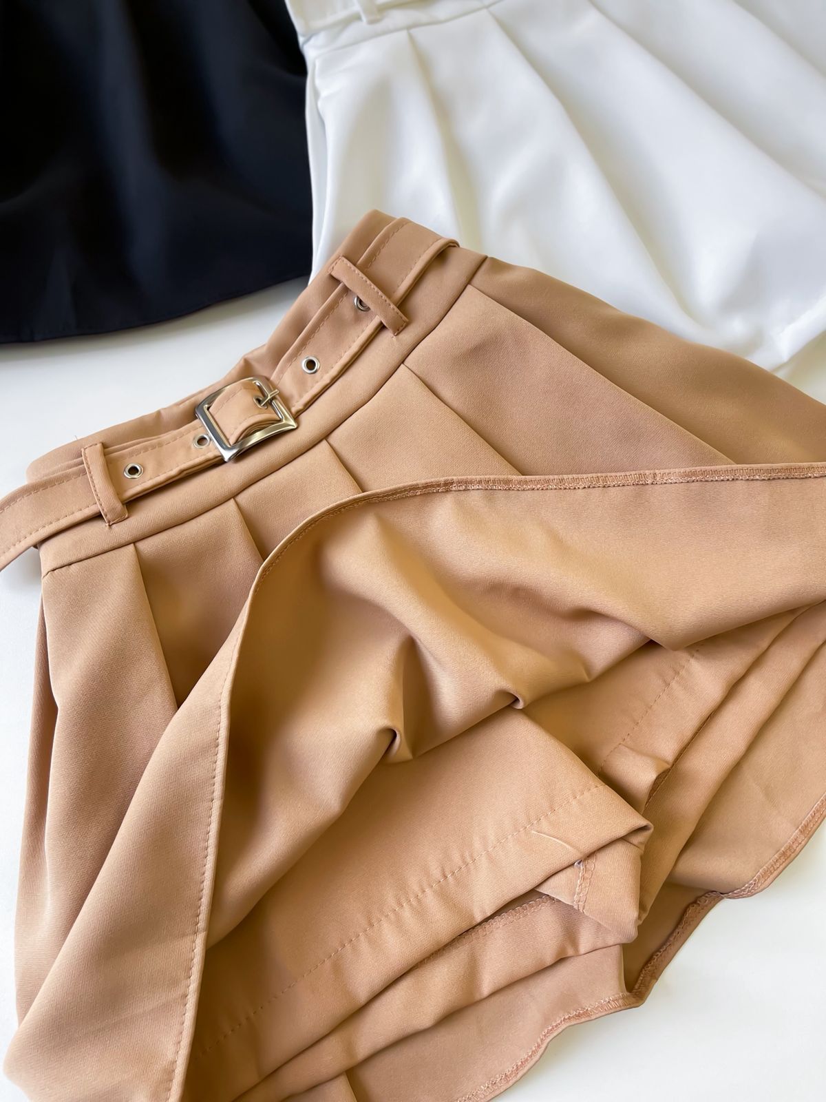 Shorts Saia em Alfaiataria Colegial com Cinto Embutido Alice Ref. 1585