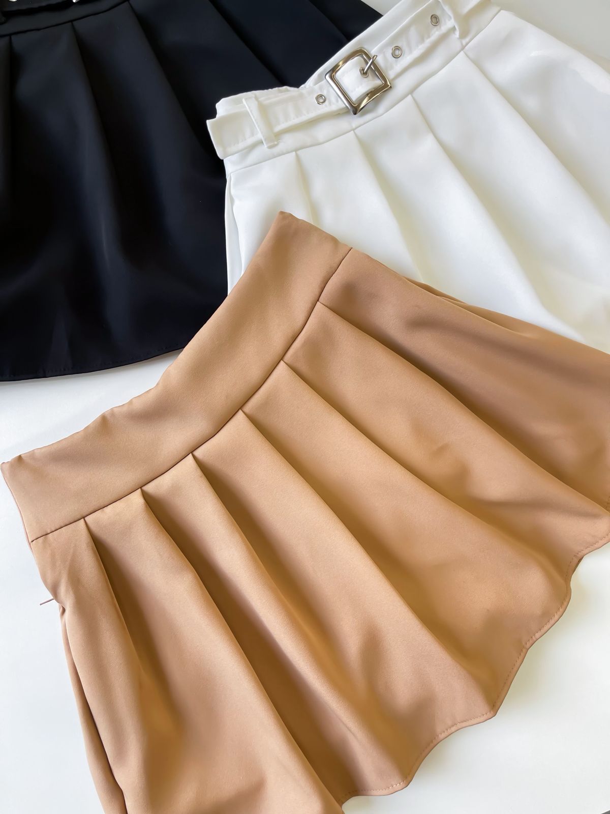 Shorts Saia em Alfaiataria Colegial com Cinto Embutido Alice Ref. 1585